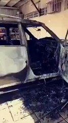 بالفيديو وقوع حريق هائل بسيارة داخل فناء منزل