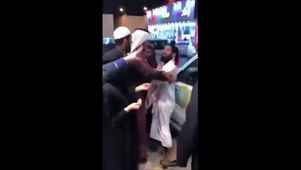 بالفيديو رجل هيئة يخطف جوال من يد فتاة ويتسبب في اصابتها بالسعودية