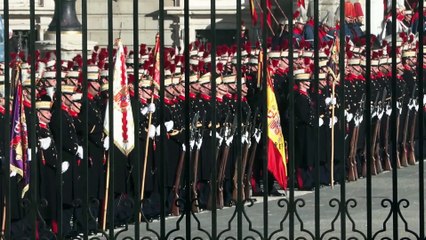 Los Reyes, y los distinguidos con el Toisón de Oro, llegan al Palacio Real