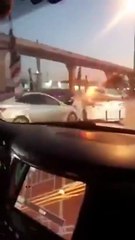 بالفيديو مواطن سعودي يحمل ساطور ويلاحق رجل مرور والسبب !!؟