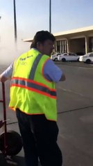 بالفيديو هكذا استطاع مهندسي  صيانة الطائرات انقاذ ركاب حافلة من الحريق بمطار جدة