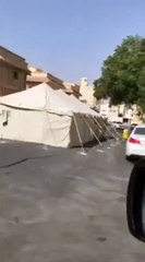 مواطن ينصب خيمة في منتصف الطريق العام بالسعودية والامن يتدخل