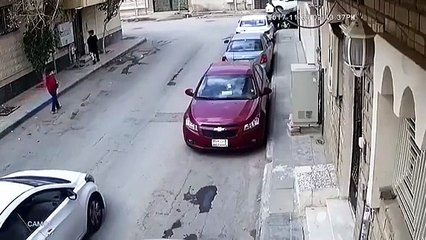 بالفيديو رجل حاملاً ساطور يحاول خطف طفل بالسعودية