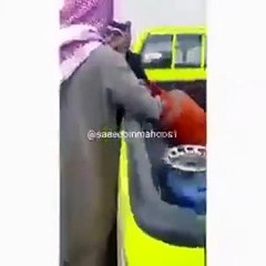 بالفيديو مشاجرة عنيفة بين موظف امانة ومواطن بالرياض