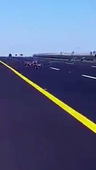 بالفيديو : عدد ضخم من القرود يقطعون الطريق امام المركبات بطريق الهجرة في السعودية