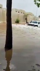 مقطع فيديو طريف لمواطن سعودي يتصدر السوشيال ميديا اثناء سيول جدة