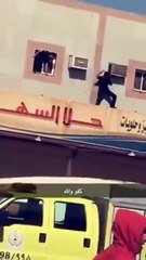 بالفيديو انقاذ رجال الامن السعودي لاطفال بعد محاولة والدهم القائهم من نافذة منزلهم
