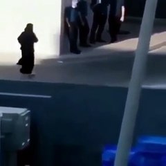 بالفيديو مقابلة بين شاب وفتاة بجوار احدى المطاعم بالسعودية يثير غضب السوشيال ميديا