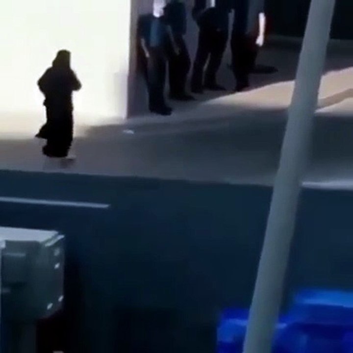 بالفيديو مقابلة بين شاب وفتاة بجوار احدى المطاعم بالسعودية يثير غضب السوشيال ميديا