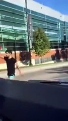 بالفيديو مبتعث سعودي يثير الذعر في احد شوارع امريكا