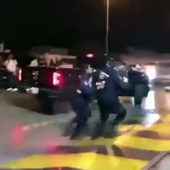 بالفيديو مشاجرة عنيفة بين بعض المواطنين ورجل امن بالكويت