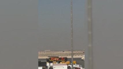 El momento en que un avión de combate se estrella en mitad de un show aéreo en Dubái