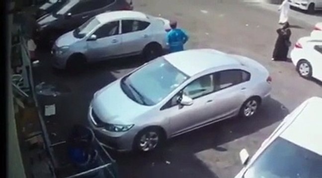 بالفيديو بعد تصدقها بلحظات سيدة سعودية تنجو من الموت بأعجوبة