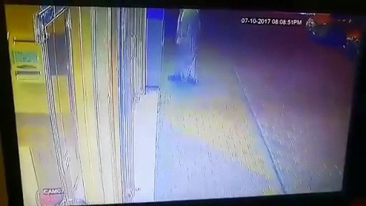 بالفيديو عضو مجلس شورى سابق يقتحم احد الاندية النسائية بمكة