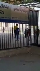 بالفيديو معلم يساعد احد طلابه المكفوفين بتحقيق حلمه في لعب كرة القدم بالسعودية