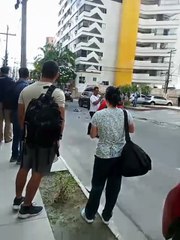 Carro e ônibus se chocam em cruzamento na Ponta Verde