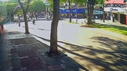Motociclista empina moto antes de colisão que matou casal em Maringá