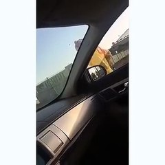 بالفيديو :سيدة تسخر من عامل نظافة اثناء قيادتها لسيارتها الفارهة بالسعودية