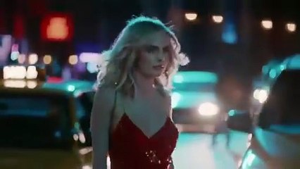 استوحي من أناقة كارا ديليفين إطلالاتك في موسم الأعياد