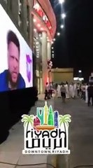 بالفيديو طوابير امام اشهر محلات الجولات للحصول على هاتف ايفون الجديد بالسعودية