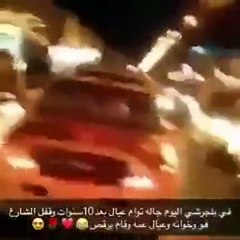 بالفيديو : مواطن سعودي يرقص فرحاً وسط الطريق لاستقباله توأم بعد عشر سنين زواج دون انجاب