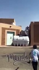 بالفيديو مواطن سعودي ينقذ طفل علق بخزان مياه بحائل