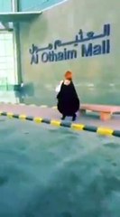 بالفيديو متشبه بالنساء يرتدي ملابس نسائية داخل مجمع تجاري بالاحساء