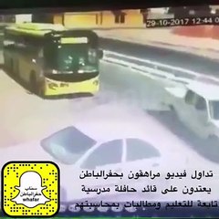 بالفيديو صبية يعتدون على اتوبيس مدرسة بالسعودية