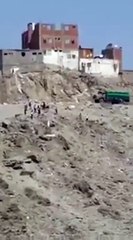 بالفيديو اشخاص يبيعون المخدرات في احد احياء مكة وامير المنطقة يطالب بالقبض عليهم