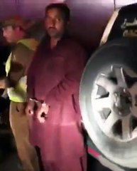 بالفيديو الشرطة السعودية تضبط محاولة تهريب مخالفين مختبئين اسفل شاحنة "تريلا"