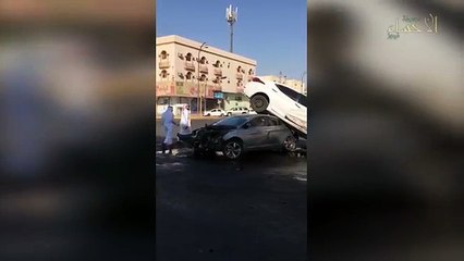 بالفيديو  حادث مروع على طريق الاحساء بسبب التهور