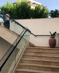 فيديو طريف لما حدث مع خبير تجميل مايا دياب