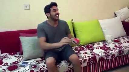 بالفيديو : شاب سعودي ينشر مقطع فيديو يظهر فيه عقوقه لوالدته بالتدخين امامها