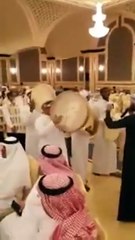 بالفيديو توزيع عشرات الجوالات على الحضور خلال حفل زفاف بالسعودية