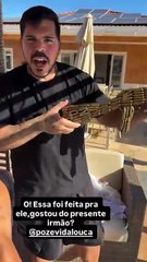 MC Poze posa com réplica de fuzil que ganhou de ex-bolsonarista polêmico: 'se vier de caô, vai se f****'