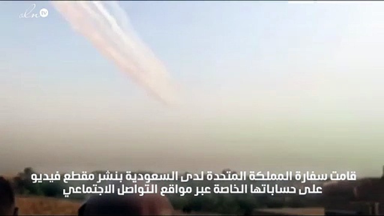 بالفيديو عرض جوي مثير  يجمع بين السهام الحمراء والصقور السعودية بالرياض