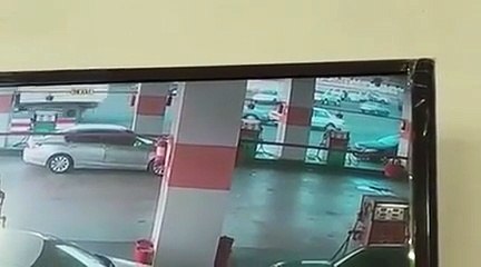 فيديو  يظهر حقيقة حادث سيدة الجموم ومَن كان يقود المركبة