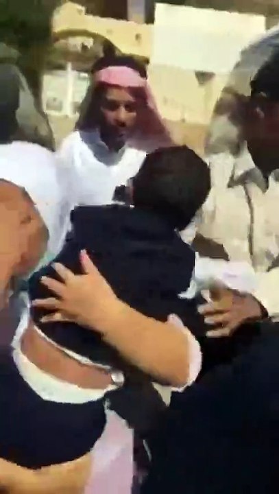 بالفيديو لحظة العثور على طفل تم حبسه داخل حافلة روضة لمدة 4 ساعات بالسعودية