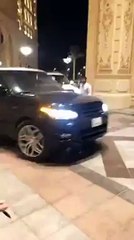 بالفيديو فتاة تقود سيارة داخل فندق الريتز كارلتون في الرياض