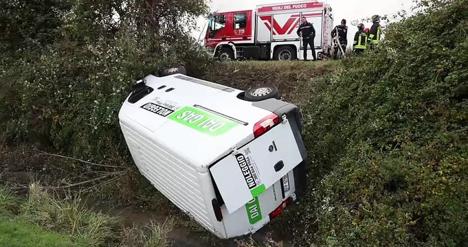 Furgone fuori strada a Ferrara, i soccorsi