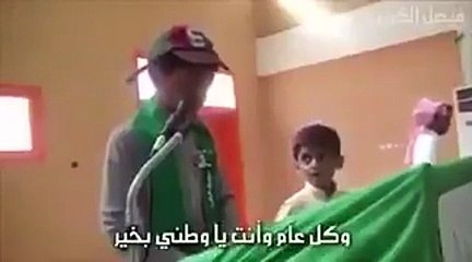 بالفيديو.. طفل سعودي يبكي ويبكي الحضور خلال إلقائه خطاب لوالده الشهيد