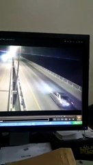 بالفيديو اصطدام مروع يتحول كارثة على جسر الملك فهد