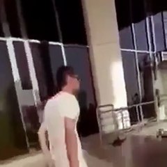 بالفيديو : وقوع حادث يتسبب في وفاة مقيم هندي بمطار الملك فهد بالدمام