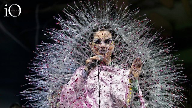 Björk compie 60 anni: i suoi look visionari da musa “aliena” e icona senza confini