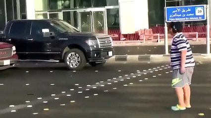 بالفيديو شاب سعودي متهور  يرقص وسط احدى شوارع جدة