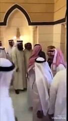 الداعية السعودي سليمان الجبيلان يقوم بتأدية العزاء في الفنان الراحل عبدالحسين عبدالرضا