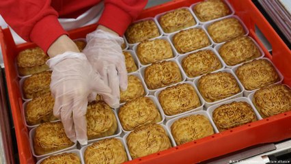 تقاليد كعك القمر في هونغ كونغ بين التغيير والاستمرار