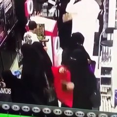بالفيديو: فتيات يقومون بسرقة رواد احد المحلات بالرياض