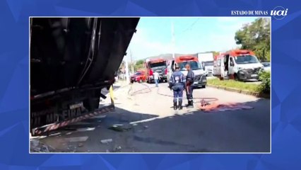 Carreta derruba postes, invade empresa e fere pessoas em Contagem