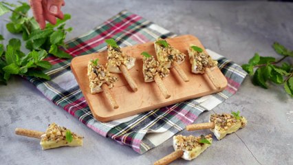 Aperitivo de árboles navideños de queso brie
